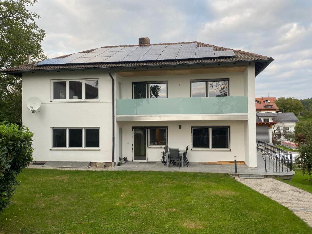 a white house with solar panels on the roof at Vogelnest in Windorf