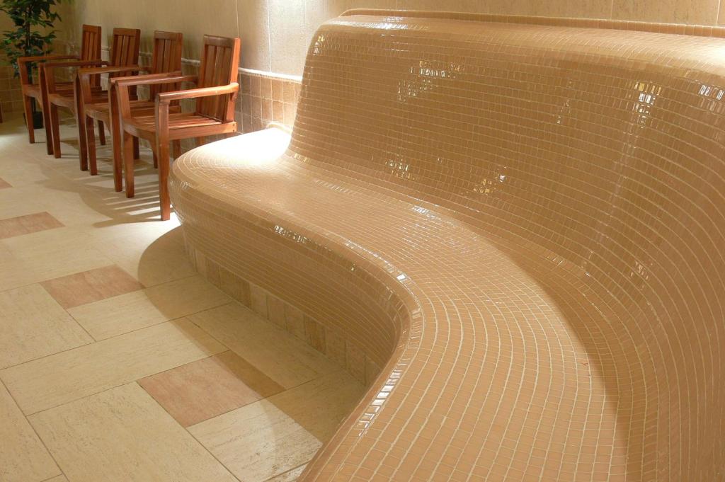 A seating area at Öreg Miskolcz Hotel