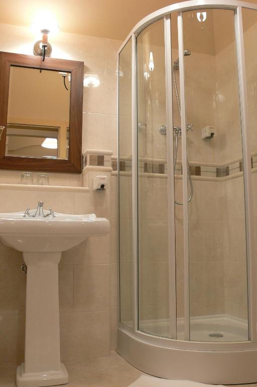 A bathroom at Öreg Miskolcz Hotel