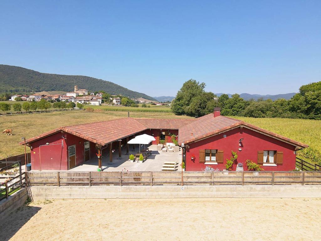 Lizaso的住宿－Casa Orgi，田野旁的红谷仓