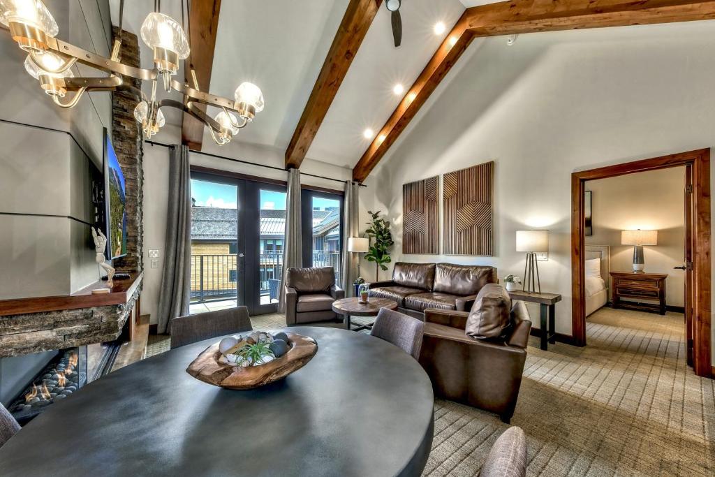 sala de estar con mesa y sofá en Luxury Two Bedroom Residence steps from Heavenly Village condo, en South Lake Tahoe