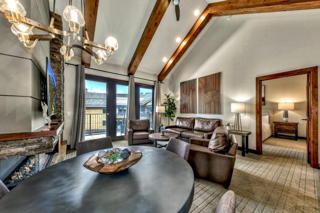 ein Wohnzimmer mit Tisch und Couch in der Unterkunft Luxury Two Bedroom Residence steps from Heavenly Village condo in South Lake Tahoe