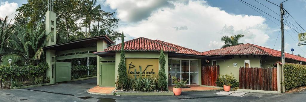 a house with graffiti on the side of it at Hotel Paloverde Villas Campestres in Villavicencio