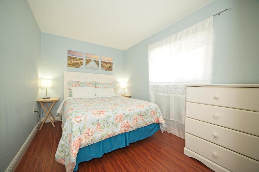 A bed or beds in a room at Cozy Canaveral Beach Condo! Next to NASA Launch Site
