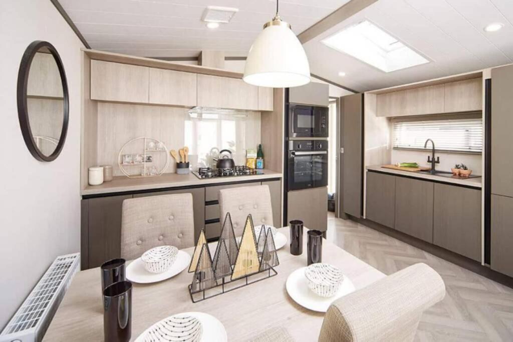 Kuchyň nebo kuchyňský kout v ubytování Lowena Lodge - Padstow