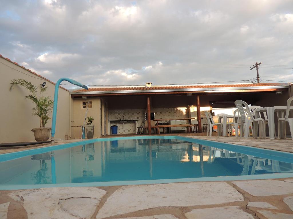 a large swimming pool in front of a building at Espaço Canastra in Delfinópolis