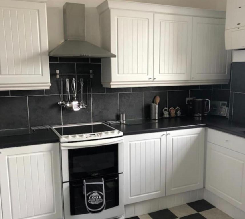 Kuchyň nebo kuchyňský kout v ubytování Captivating 2-Bed Apartment in Isle of Bute