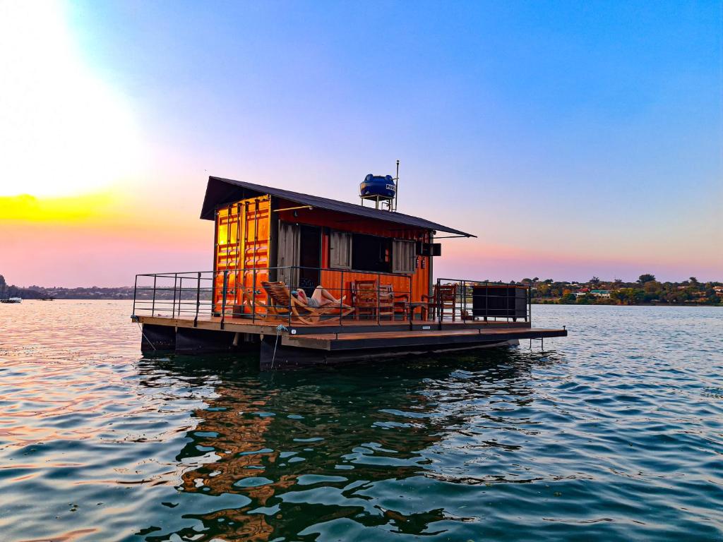 a house on a dock in the water at House Boat "Faroeste Caboclo" in Brasilia