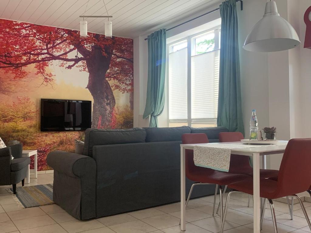 ein Wohnzimmer mit einem Sofa und einem Tisch in der Unterkunft Casa Cinzia Rosa in Eckernförde