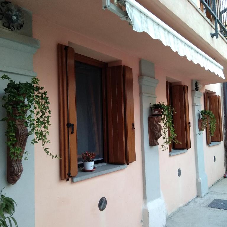 un edificio con una ventana con macetas. en Casa Marta, en Cividale del Friuli