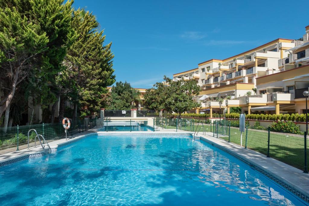 Bazén v ubytovaní Romana Playa Marbella Vistas al Mar alebo v jeho blízkosti