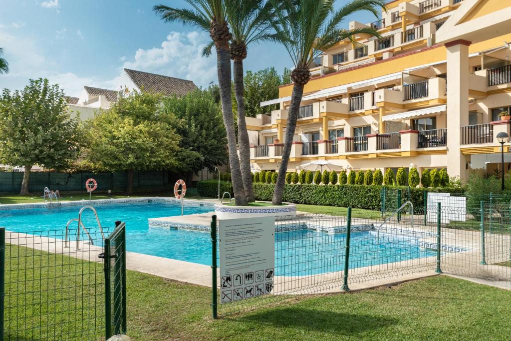 Bazén v ubytovaní Romana Playa Marbella Vistas al Mar alebo v jeho blízkosti