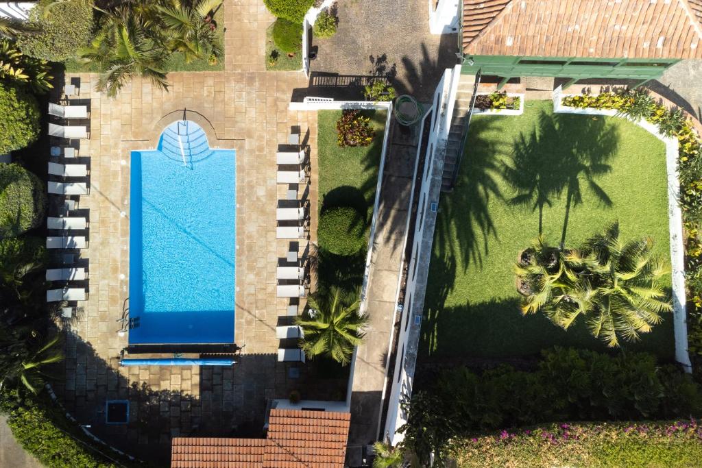 uma vista aérea de uma piscina em um quintal em Hotel El Patio em Garachico