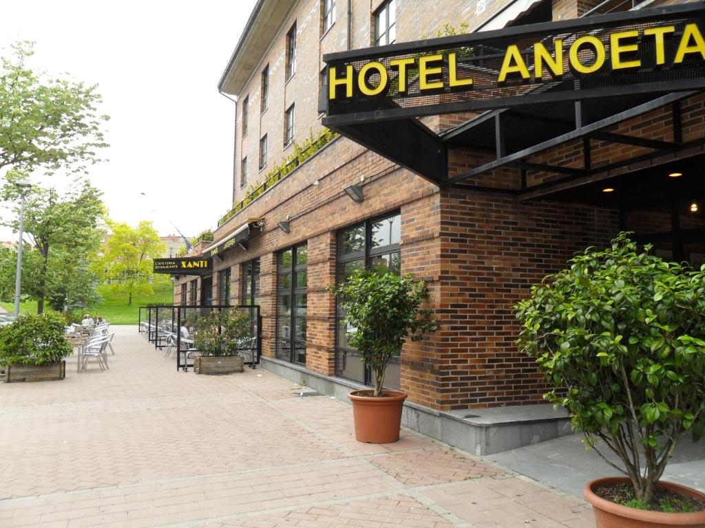 een hotel america bord op de zijkant van een bakstenen gebouw bij Hotel Anoeta in San Sebastian