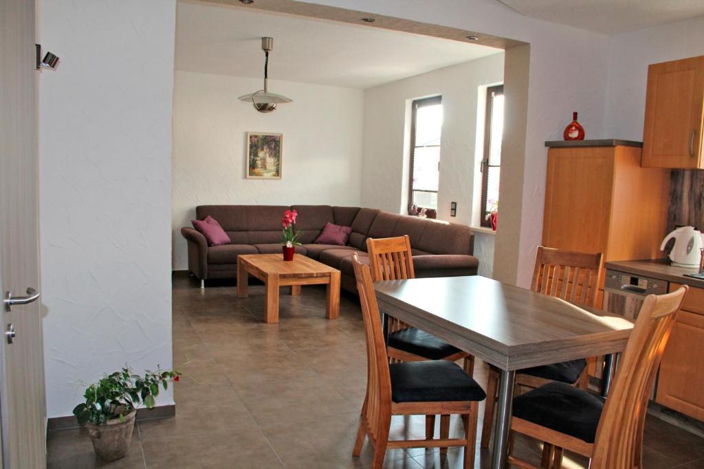 ein Wohnzimmer mit einem Sofa und einem Tisch in der Unterkunft Ferienwohnung Usbeck in Kurort Steinbach-Hallenberg
