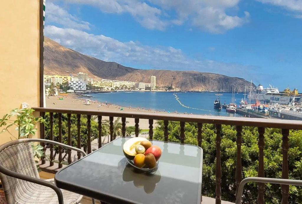 misa owoców na stole na balkonie w obiekcie Home2Book Sea Front Vista Marina, Los Cristianos w Aronie