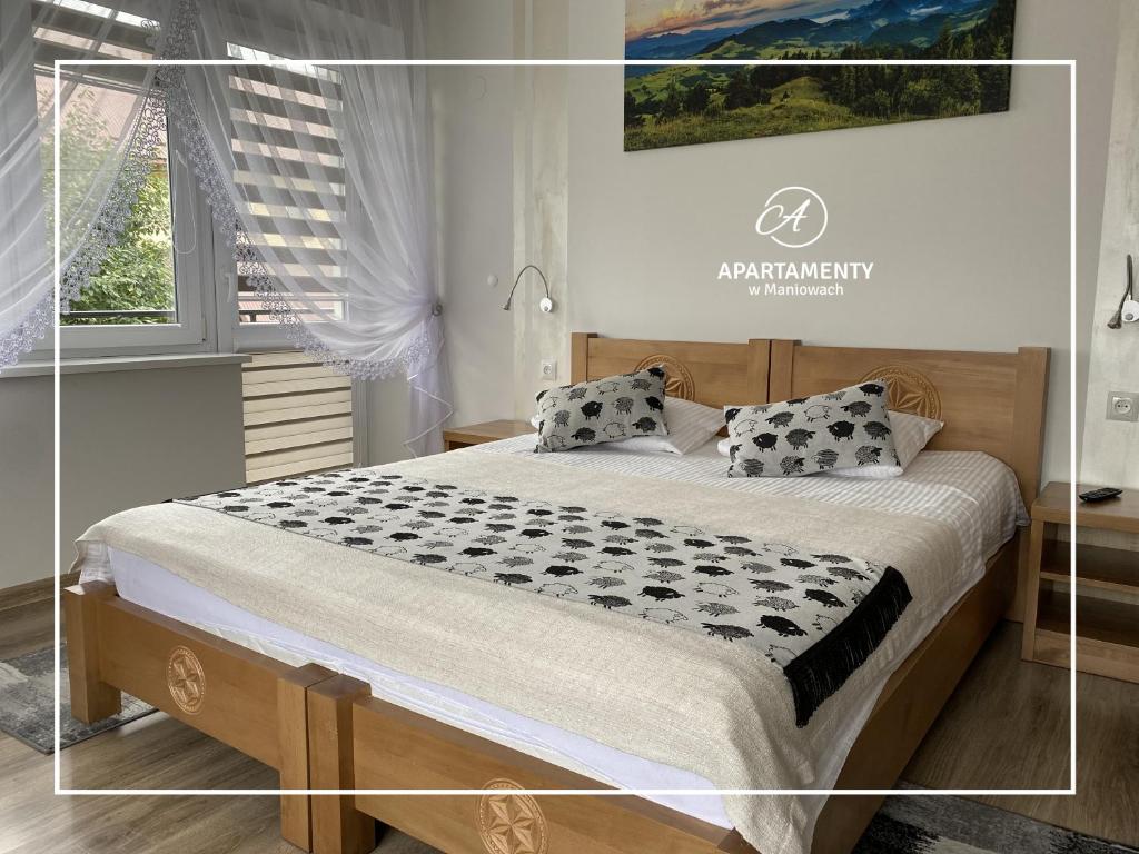 1 dormitorio con 1 cama con 2 almohadas en Apartamenty w Maniowach, en Maniowy
