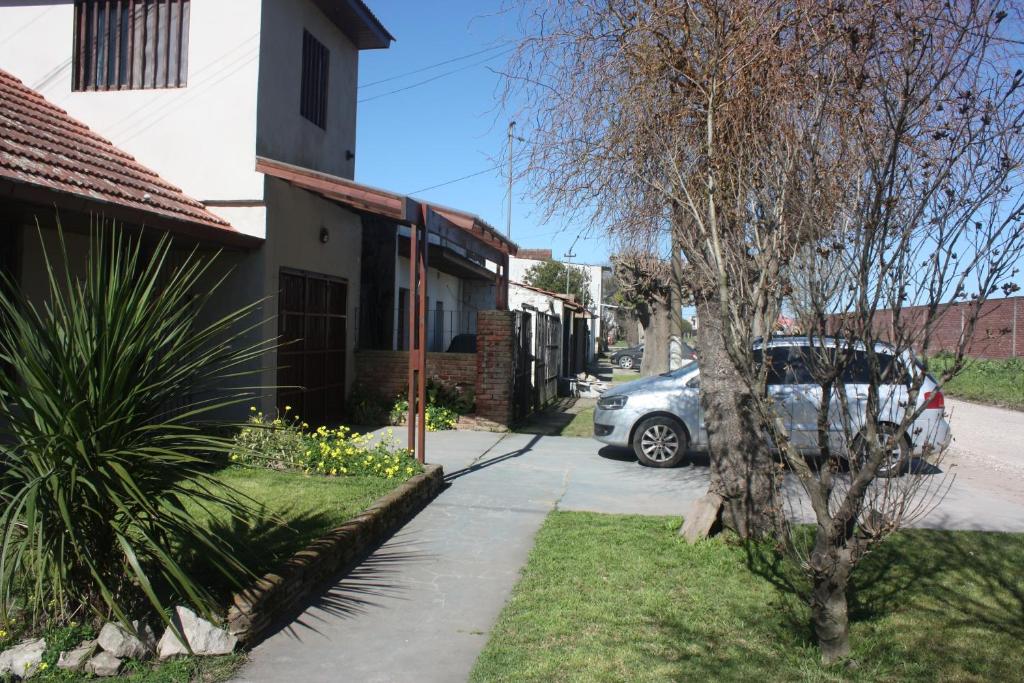 un coche aparcado en una acera junto a una casa en DEPARTAMENTO FAMILIAR en Mar del Plata