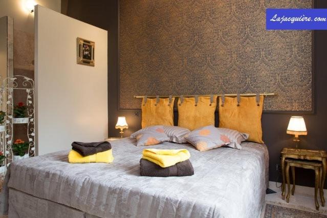 1 dormitorio con 1 cama con 2 toallas en La Jacquière en Chaumont-sur-Loire