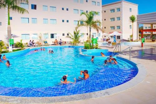 een groep mensen in een zwembad in een resort bij Resort Caldas Novas - Encontro das Águas in Caldas Novas