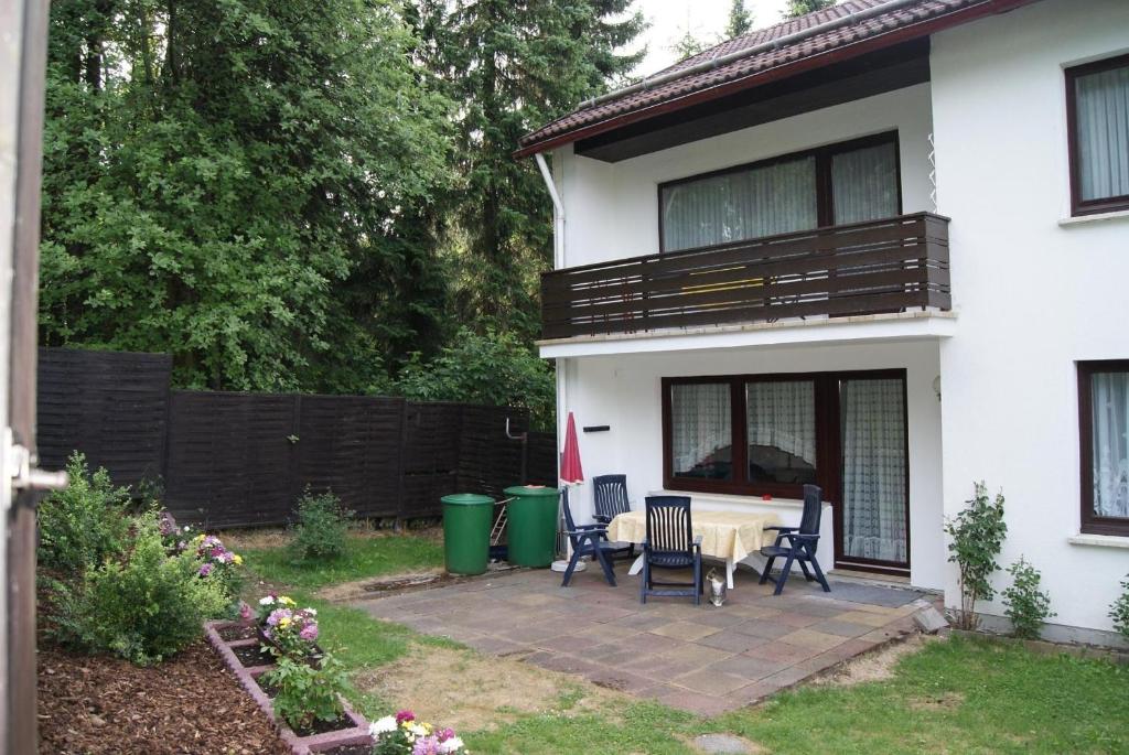 une terrasse avec des chaises et une table en face d'une maison dans l'établissement Ferienwohnung Schmidt, à Braunlage