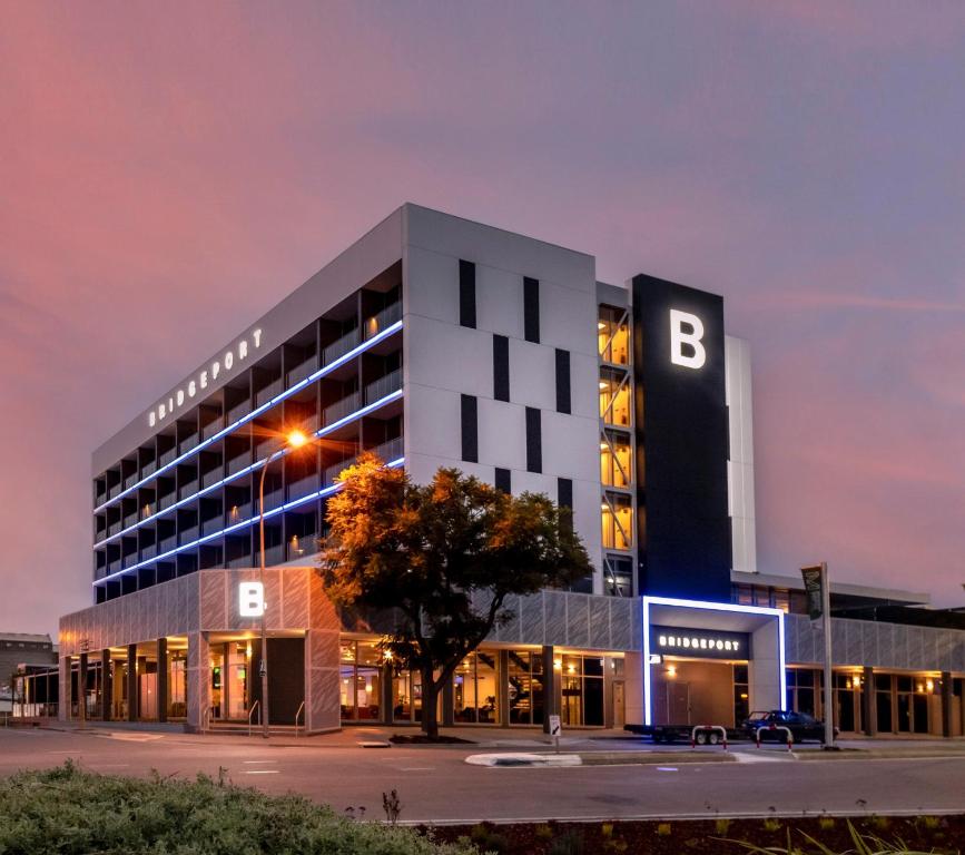 een gebouw met de letter b er 's nachts op bij Bridgeport Hotel in Murray Bridge