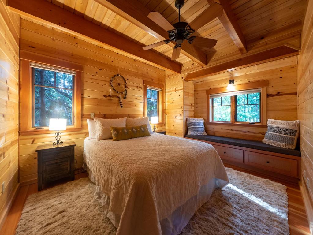 Wooded Bliss Riverfront Sanctuary on the Mckenzie - Casa De Vacaciones
