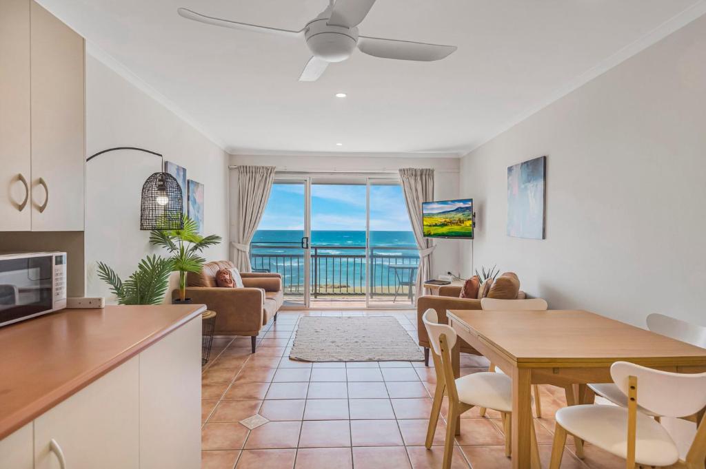 Il comprend une cuisine et un salon offrant une vue sur l'océan. dans l'établissement 10T Beachfront Apartments, à Lennox Head