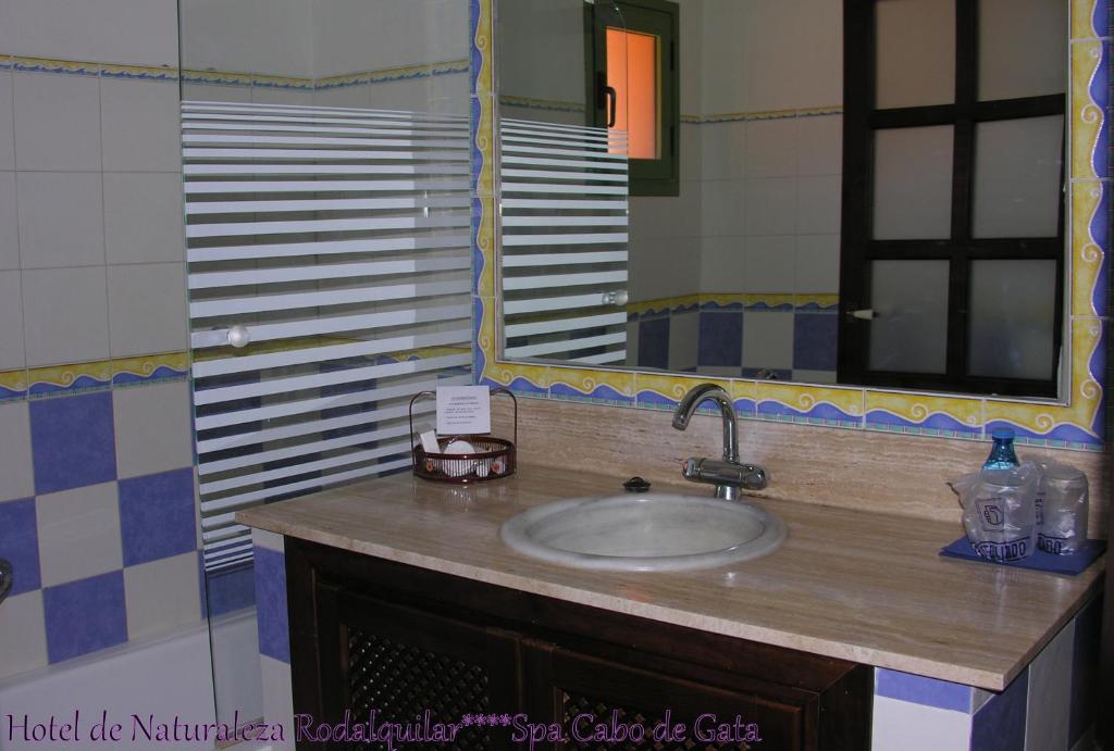 Koupelna v ubytování Hotel de Naturaleza Rodalquilar & Spa Cabo de Gata