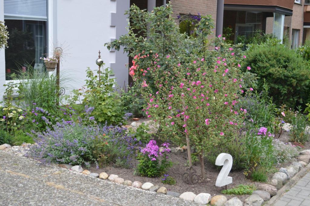 un giardino di fiori con un numero due al centro di "Villa am NOK" a Rendsburg