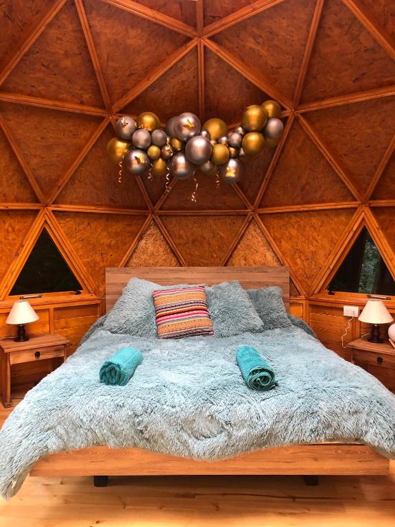 Katil atau katil-katil dalam bilik di Libélula Glamping con jacuzzi