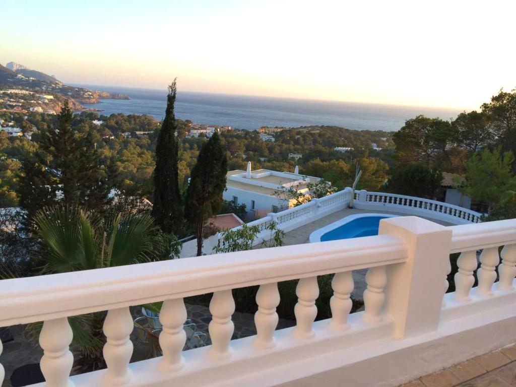 5 bedrooms villa at Sant Josep de sa Talaia 900 m away from the beach with sea view private pool and enclosed garden 부지 내 또는 인근 수영장 전경