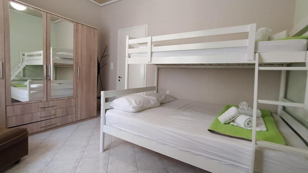 Двуетажно легло или двуетажни легла в стая в Nikos, Old Kalabaka Apartment