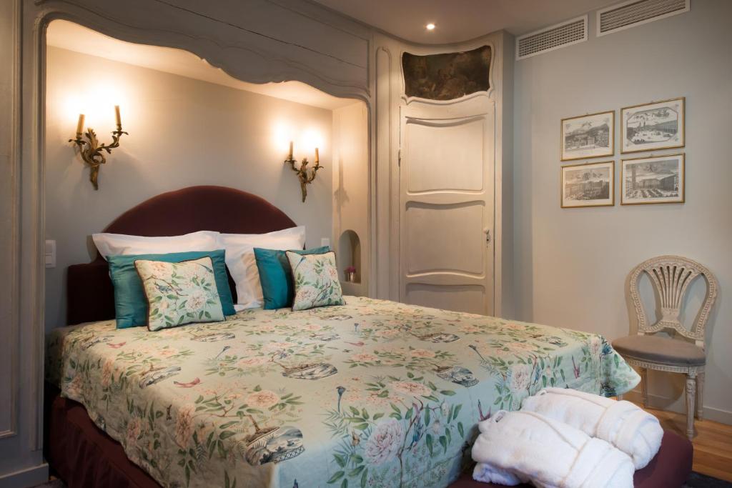 a bedroom with a large bed with a large bed sidx sidx sidx at Canalside House - Luxury Guesthouse in Bruges