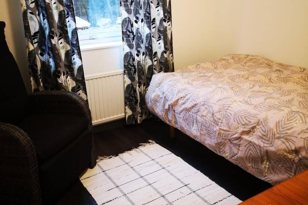 Postel nebo postele na pokoji v ubytování Skogsvillan