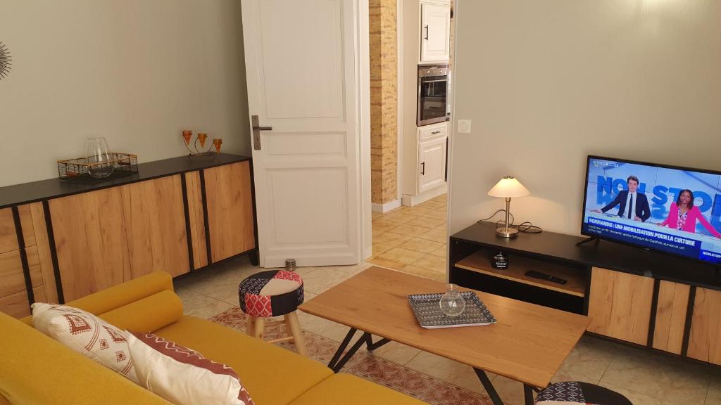 un soggiorno con un divano e una TV di Salamandre 2 proche de Sarlat de 1 à 5 personnes a Saint-André-dʼAllas