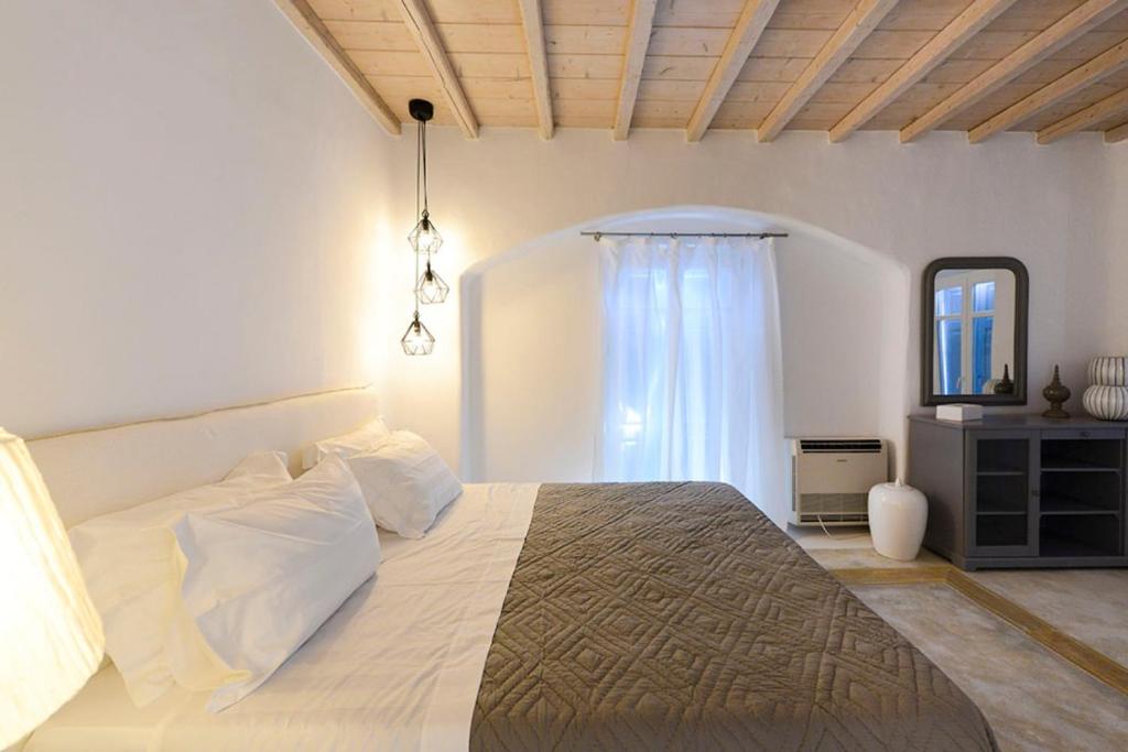 Postel nebo postele na pokoji v ubytování Villa Crystal with Heated Pool by Diles Villas