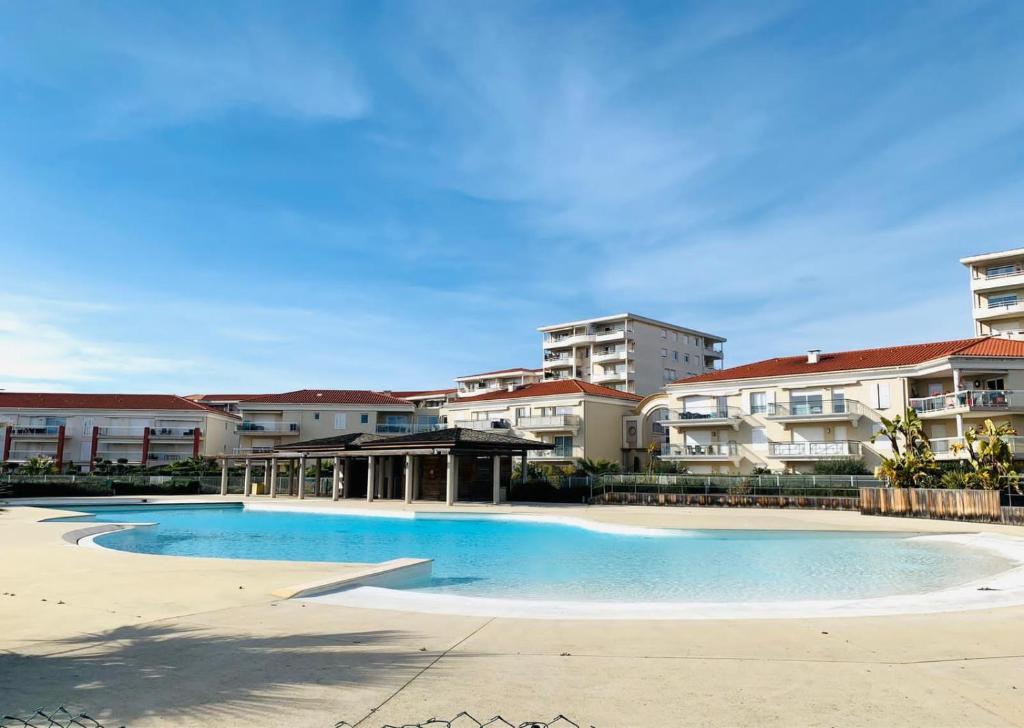 een leeg zwembad voor sommige gebouwen bij Bord de mer Juan les Pins in Antibes