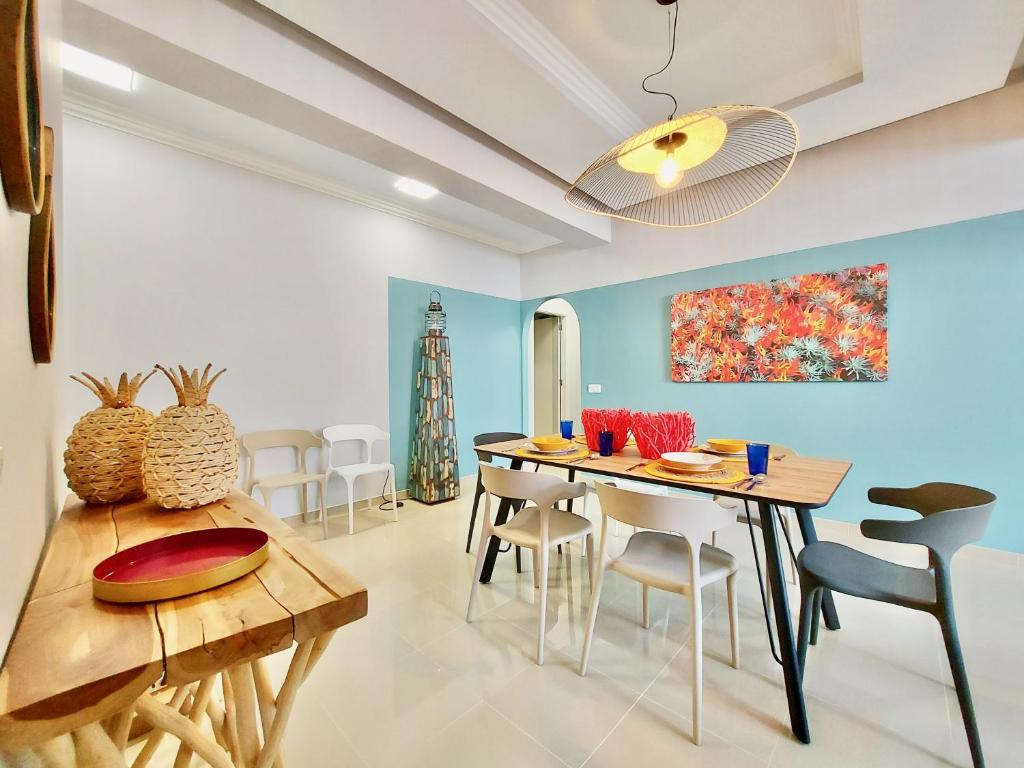 Posedenie v ubytovaní Aromas Suites Apartments
