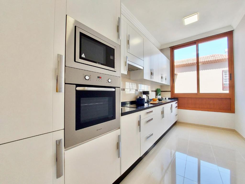 Kuchyňa alebo kuchynka v ubytovaní Aromas Suites Apartments