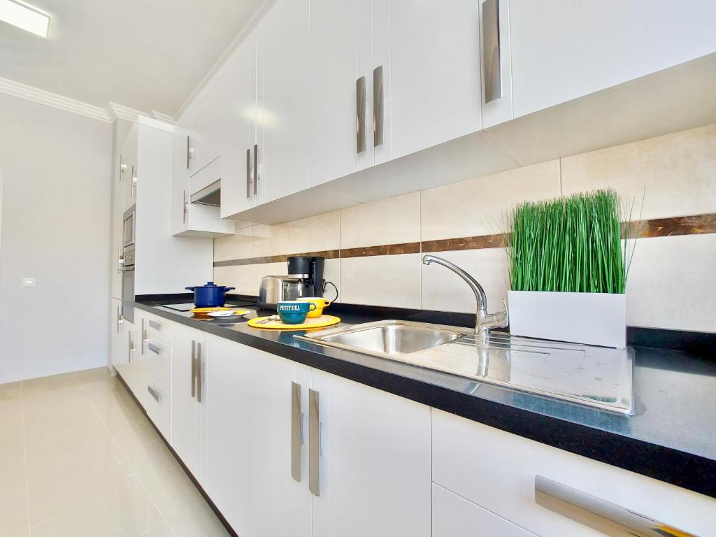 Kuchyňa alebo kuchynka v ubytovaní Aromas Suites Apartments