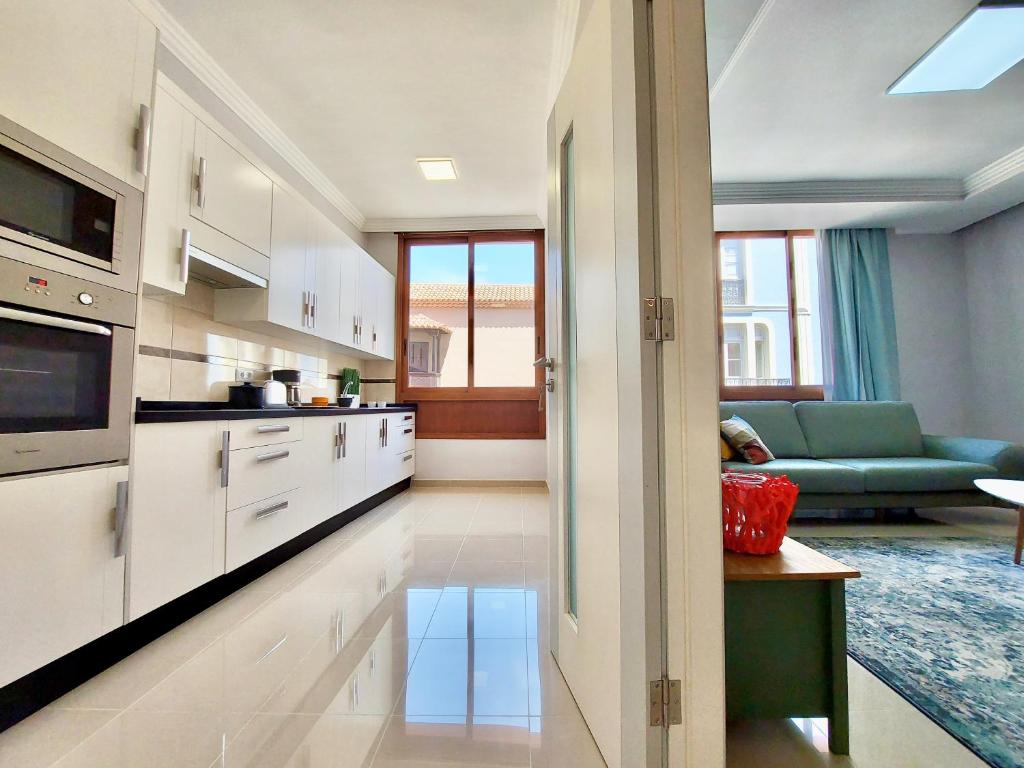 Kuchyňa alebo kuchynka v ubytovaní Aromas Suites Apartments