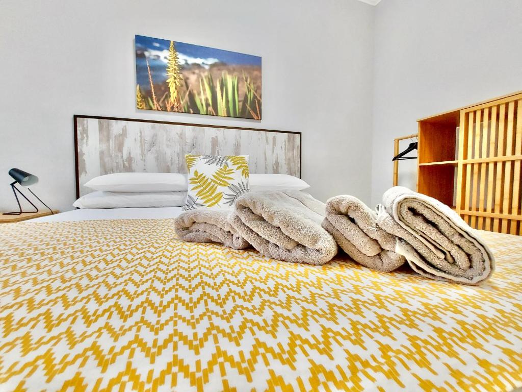 Posteľ alebo postele v izbe v ubytovaní Aromas Suites Apartments