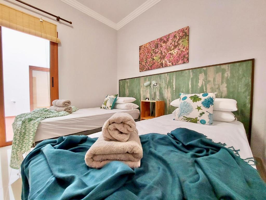 Posteľ alebo postele v izbe v ubytovaní Aromas Suites Apartments