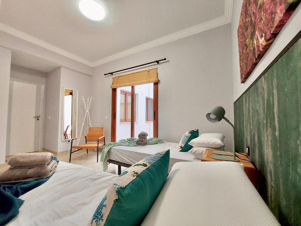 Posteľ alebo postele v izbe v ubytovaní Aromas Suites Apartments