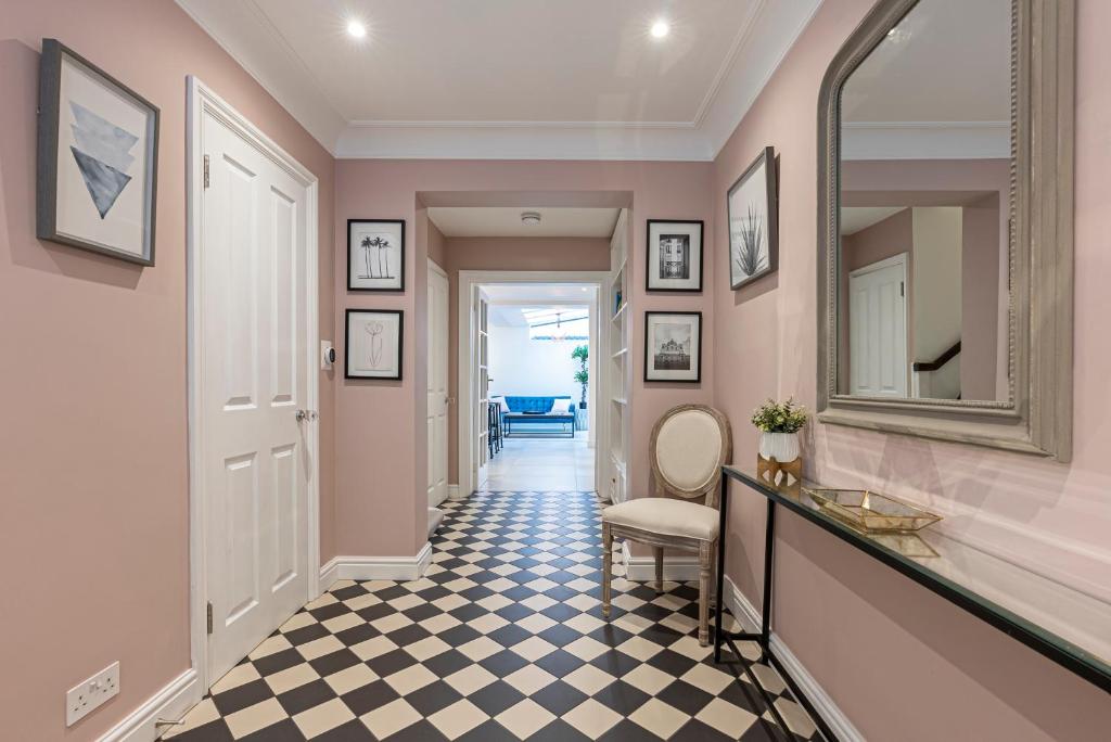 Fotografie z fotogalerie ubytování JOIVY Stunning 3 bed,2 bath house with roof terrace in Chelsea v Londýně