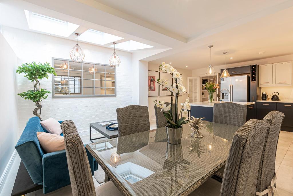 Fotografie z fotogalerie ubytování JOIVY Stunning 3 bed,2 bath house with roof terrace in Chelsea v Londýně
