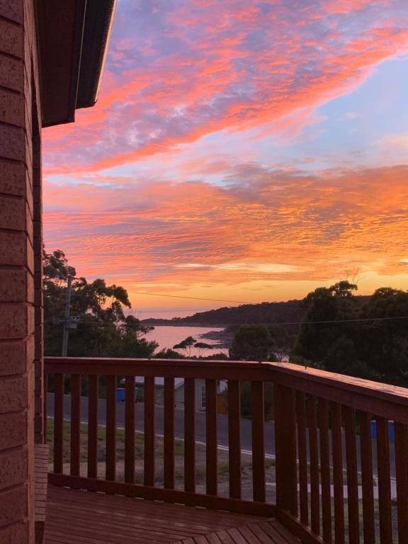 Binalong BayにあるBay of Fires Great Escapeの家の甲板からの夕日