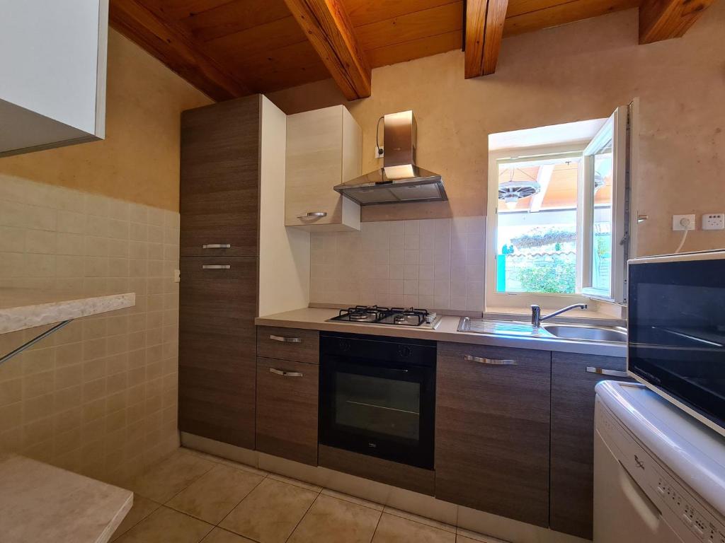 Kuchyňa alebo kuchynka v ubytovaní House Kavran 1186