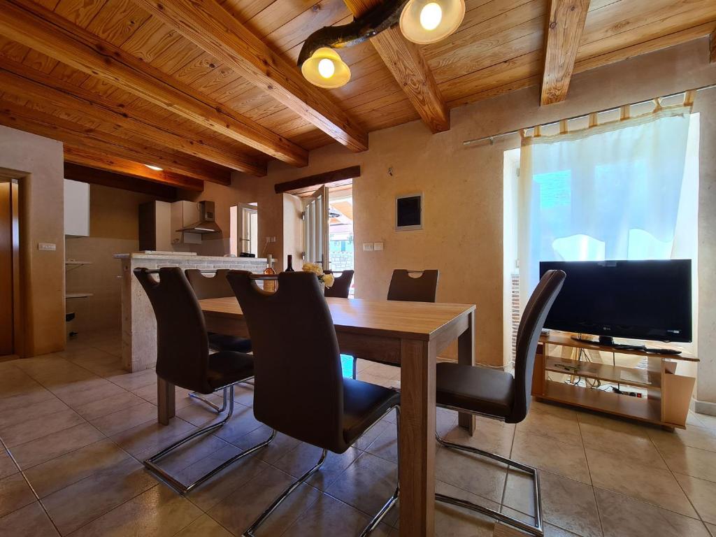 Televízia a/alebo spoločenská miestnosť v ubytovaní House Kavran 1186